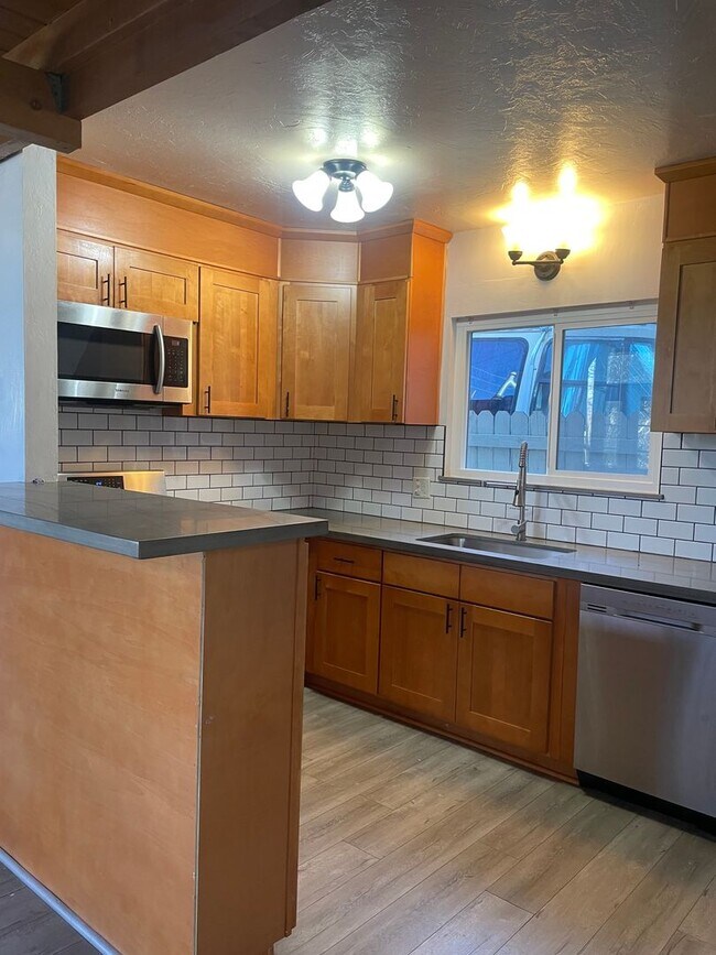 Building Photo - Minutes from Lake Arrowhead!