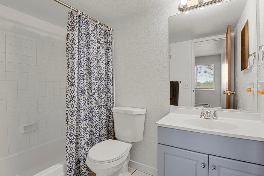 Master Bath - 381 S Ames St