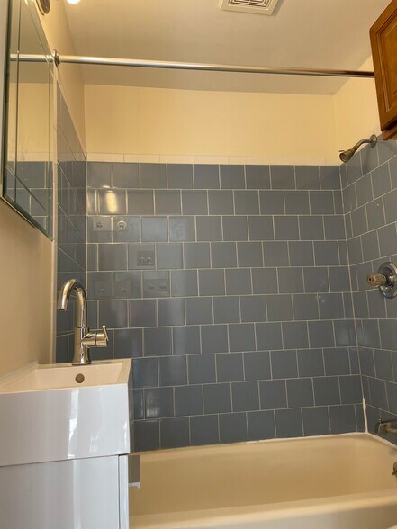 Building Photo - 371 Main St