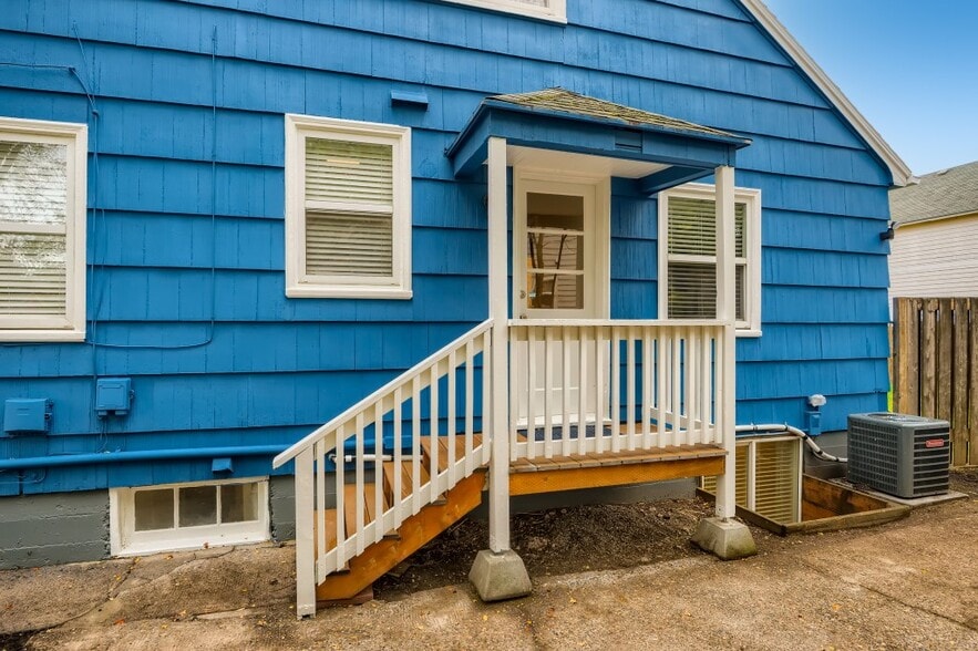 Side deck for coffee and quick access to 3-car driveway - 451 NE Sumner St
