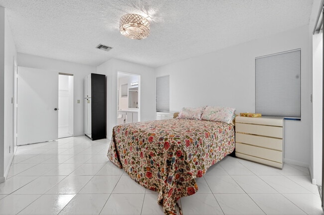 Building Photo - 6147 Waldwick Cir