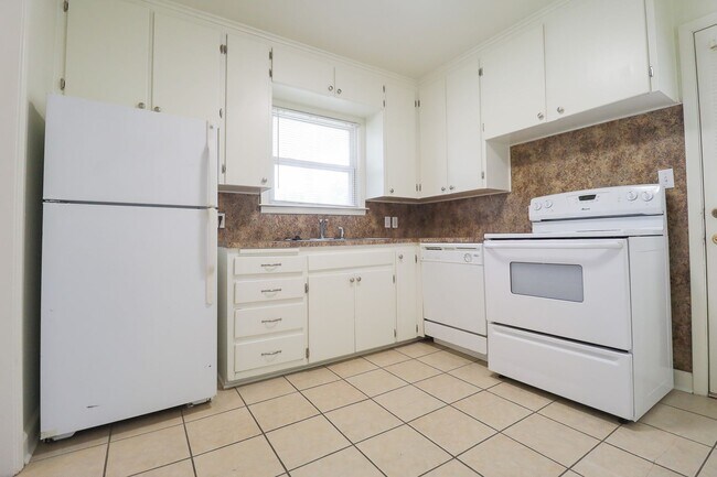 Building Photo - Beautiful Brookside duplex unit - NO PETS