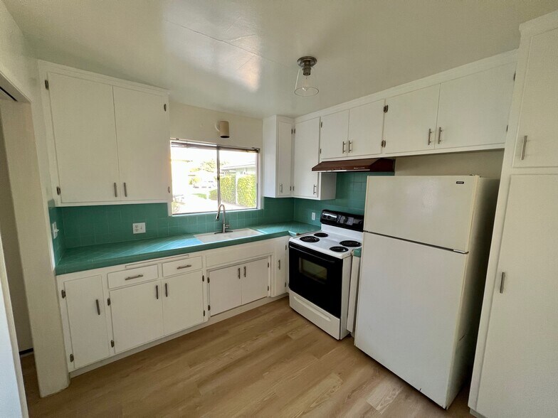 Kitchen - 2518 Drake St