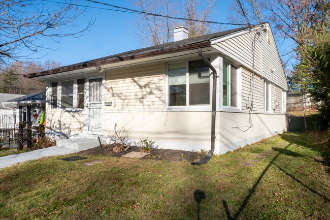 Building Photo - 2027 Barlowe Pl