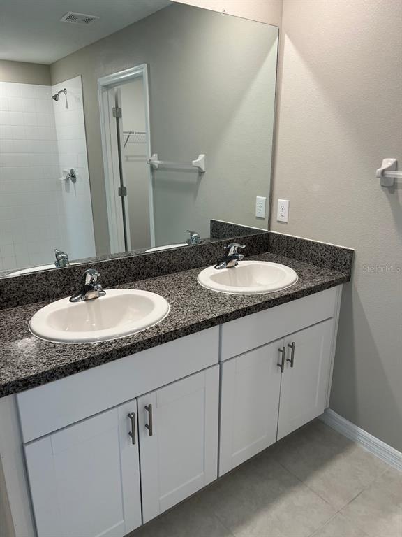 Building Photo - 580 Royal Empress Dr