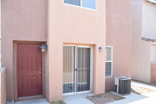 Building Photo - NE GATED COMMUNITY WITH POOL