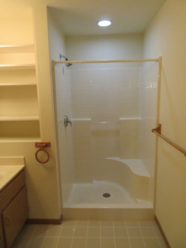 Building Photo - 584 W State St