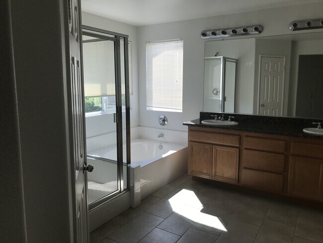 Building Photo - Ready Now! Cul-De-Sac Murrieta Beauty!!