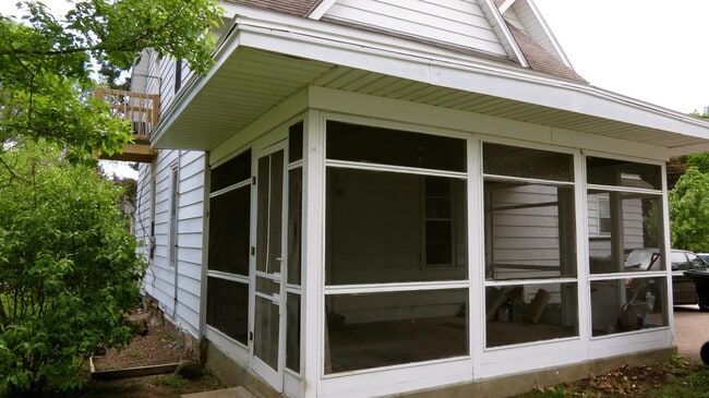 Building Photo - 402 Lincoln Ave