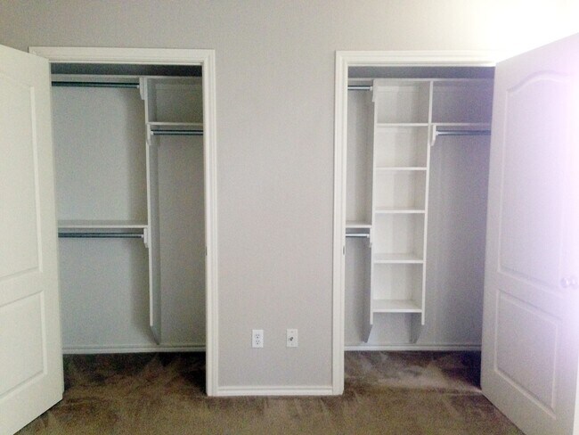 Building Photo - AVAILABLE! 3 Bedroom Duplex for Rent in Lindale!