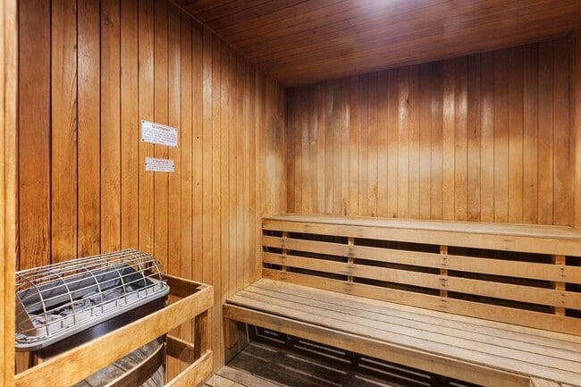 Building Photo - Luxury & Bright Top-floor in one of the sa...