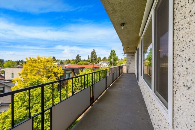 Building Photo - Charming 2BR/2BA Home with Private Balcony...