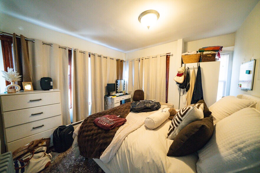 Building Photo - 202 Calumet St