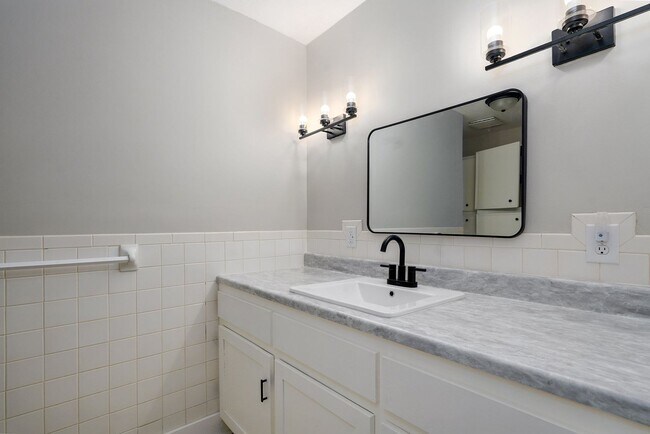 Building Photo - Charming 3 bedroom,  2 bathroom house for ...