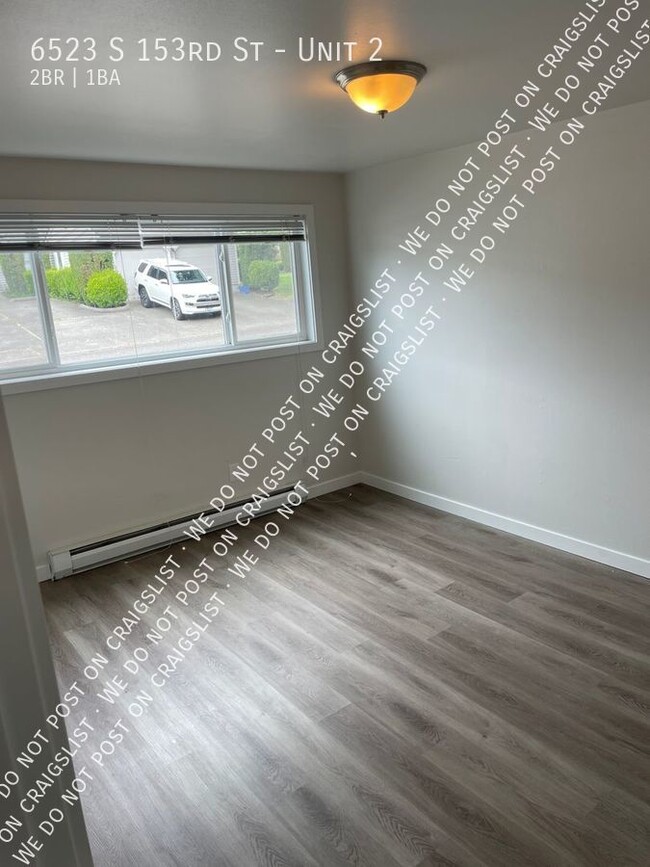 Building Photo - Tukwila - Updated 2 Bedroom / 1 Bath Apart...