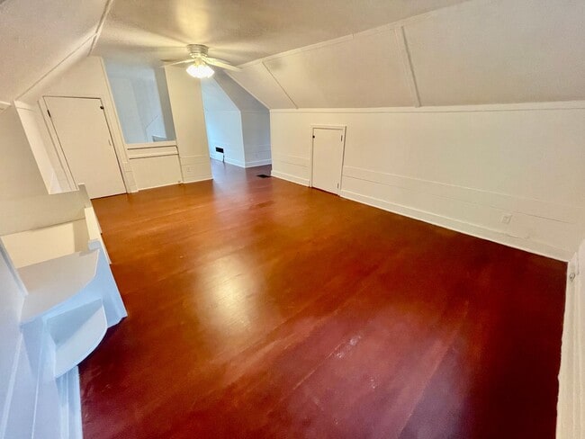 Building Photo - Upgraded 3bd/2bath Laurelhurst Home w/ Pri...