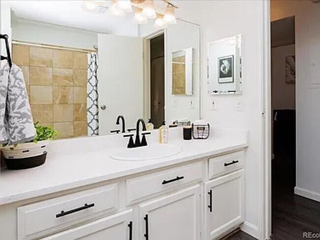 Building Photo - Flexible Condo Living with Loft near Golden!!!
