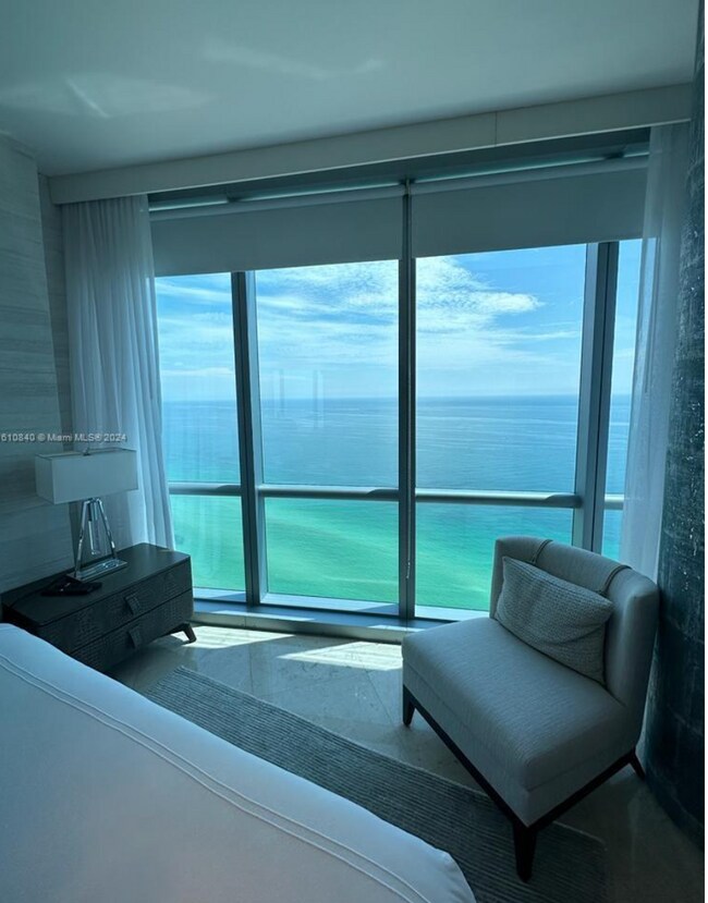 Building Photo - Breathtaking views from this fully furnish...