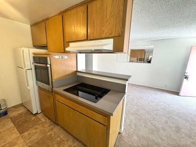 Building Photo - Upgraded Spacious and Bright Upstairs One Bedroom