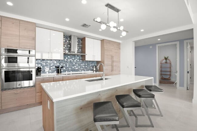 Building Photo - LUXURY Fully Furnished Condo in Saltaire For Rent!