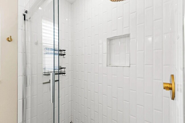 Building Photo - BEAUTIFULLY REMODELED 3-BEDROOM TAMPA HOME | SUNROOM | MODERN INTERIOR