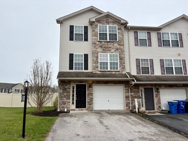 Building Photo - 3 Bedroom 2.5 Bathroom in York!