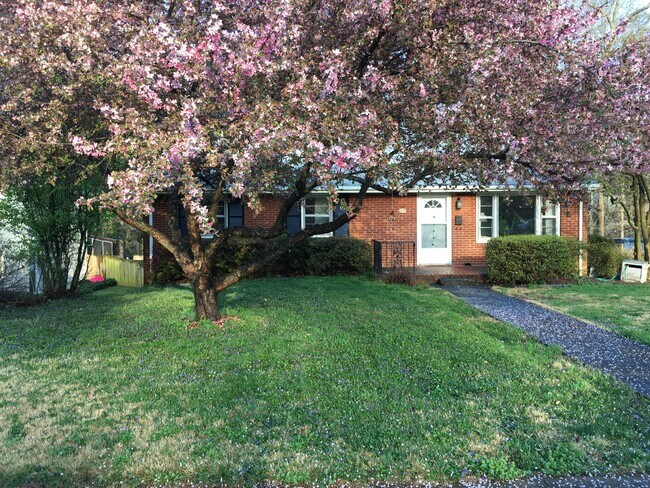 Building Photo - 219 Azalea Dr
