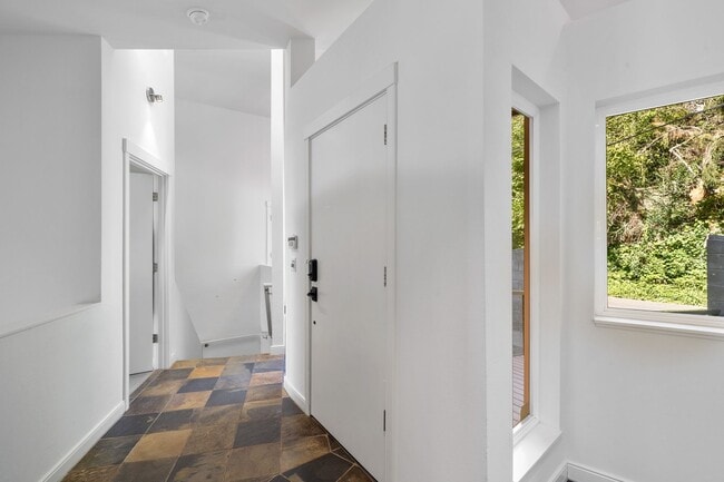 Building Photo - Sleek, spacious 3-bdrm/2.5-bath contemporary in SW Hills. Office, wine cellar, views, near Washin...