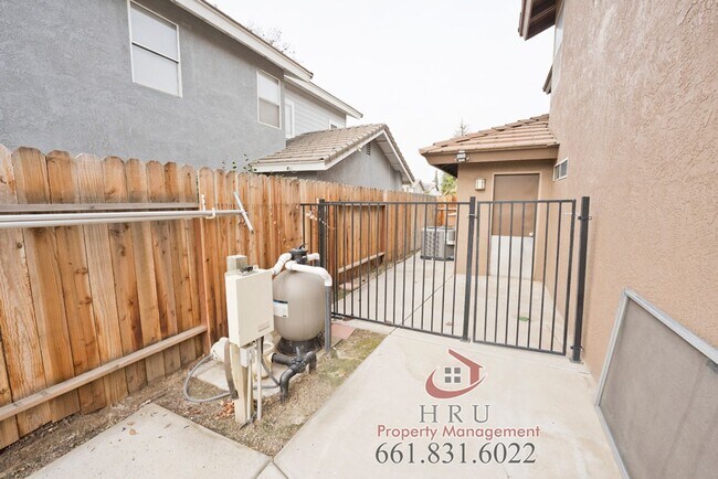 Building Photo - SW-4 bed/3 bath + pool house