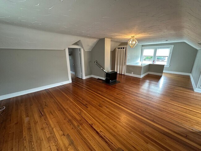 Building Photo - Central Campus OSU Single Family Home with...