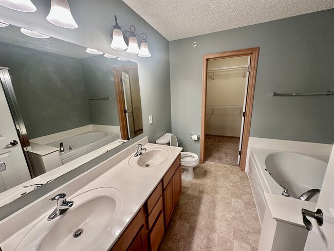 Building Photo - Large and Luxurious 2 Bedroom, 2.5 Bath To...