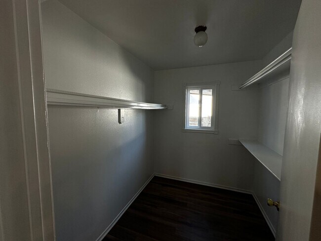 Building Photo - Spacious 4-Bed, 2-Bath Home with Garage an...