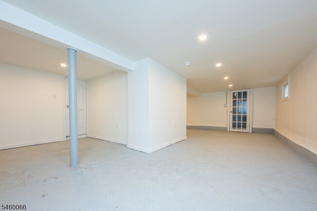 Building Photo - 58 Zeliff Ave