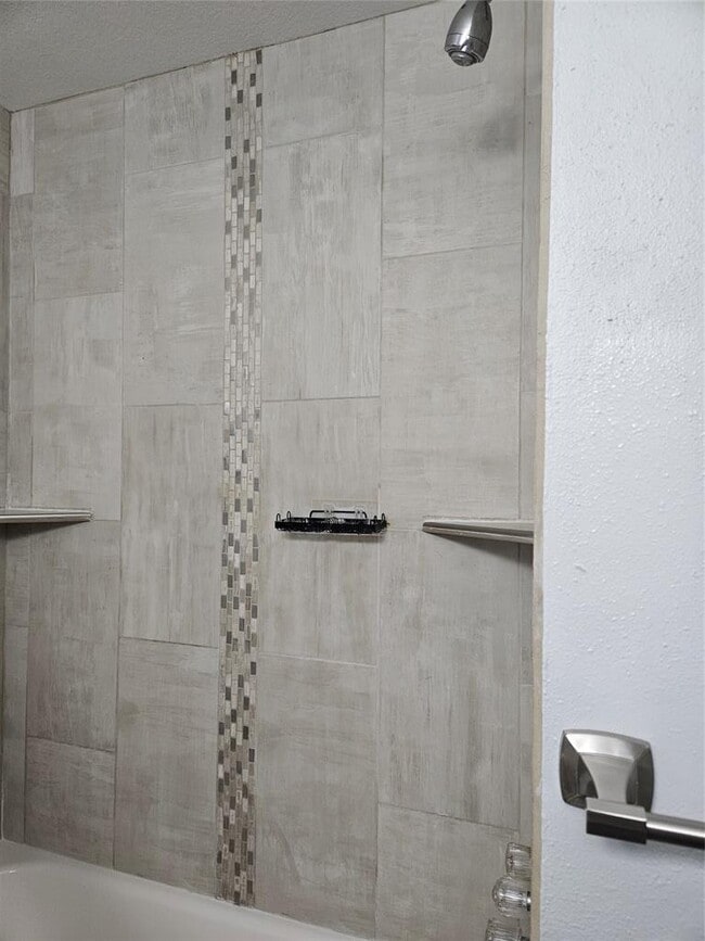 Building Photo - 2305 Cottonwood Dr