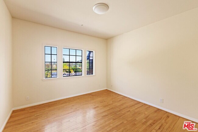Building Photo - 5237 San Feliciano Dr