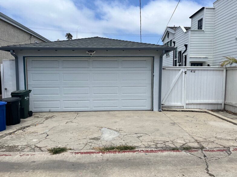Garage Closed - 416 Longfellow Ave