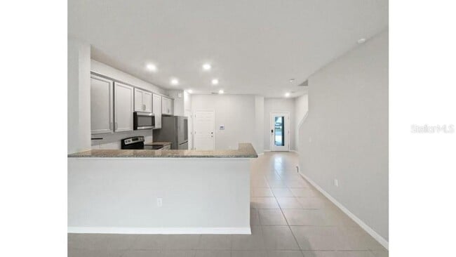 Building Photo - 3737 Plainview Dr