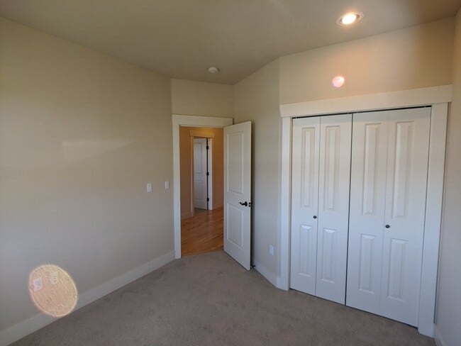 Building Photo - Very nice 2 bed, 2 bath, 1 car garage in S...