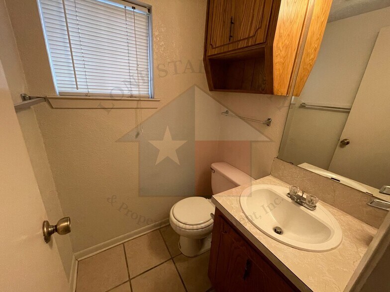 Building Photo - 3001 Lake Rd