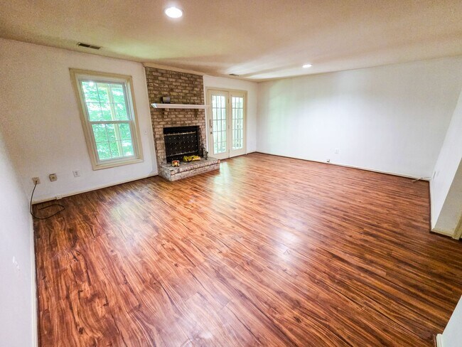 Building Photo - Fantastic 3br TownHome in highly sought Silver Spring Neighborhood - Available NOW!