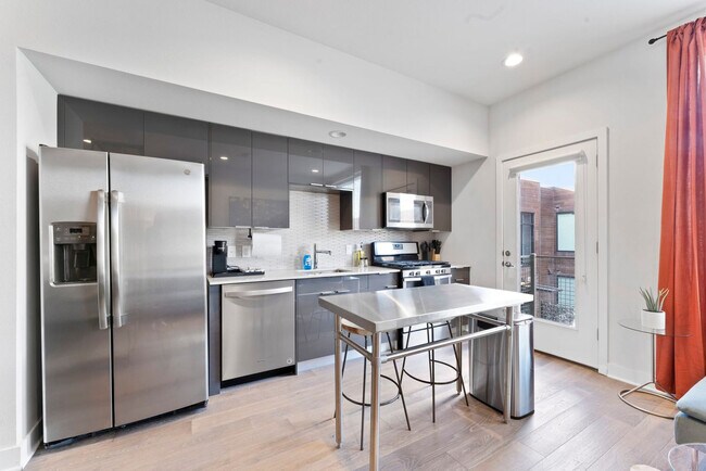 Building Photo - 1800 E 4th St