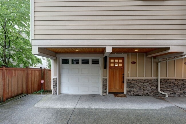 Building Photo - Grand 4 bedroom /2.5-bathroom Townhome w/ Sweeping Views of Lake Union & Cascades!