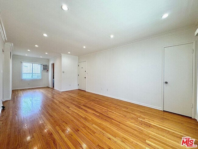 Primary Photo - 1233 N Harper Ave