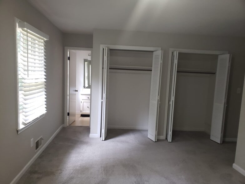 Building Photo - 5649 Roberts Dr