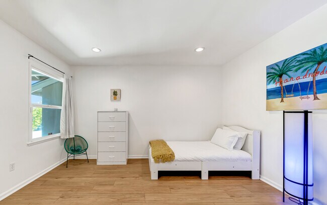 Building Photo - 7700 Oakdale Ave