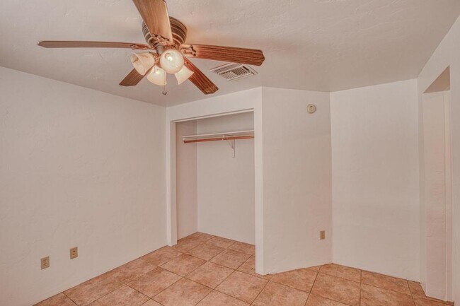 Building Photo - 1304 E Linden St