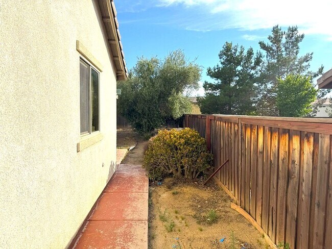 Building Photo - Single story house with Mountain views - c...