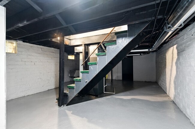 Building Photo - SCORE $500 OFF 1ST MONTH OF RENT THRU 7/31...