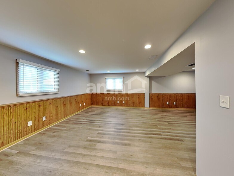 Building Photo - 7007 Lewis & Clark Dr