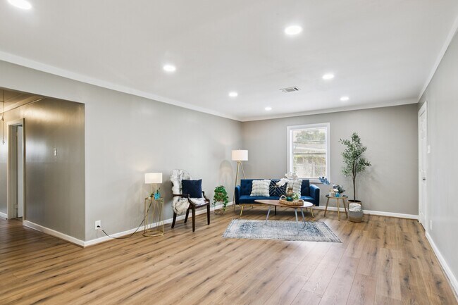 Building Photo - 1606 Oaks Dr